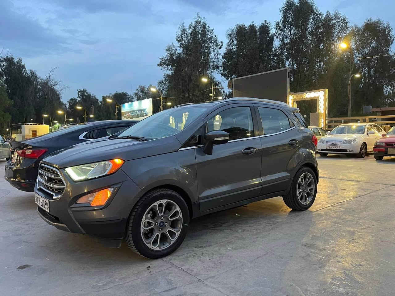 السلام عليكم 
FORD ECO SPORT 2019 فول مواصفات أعلى فئة TITANIUM 
للبيع او مراوس حسب القناعة 
المواصفات :- 
 1- فتحة سقف 
 2- لايتات ليد 
 3- كشنات جلد 
 4- تدفئة كشنات 
 5- تدفئة استيرين 
 6- رادار جانبي 
 7- كامره خلفية 
 8- شاشة كبيرة ( CAR PLAY ) 
 9- بصمة ودخول ذكي 
 10- تحكم ستيرين جهتين 
صور الحادث مرفقة ماشية 125.000 
السعر 90 $ 
للأتصال 
 *********** بغداد, العراق
