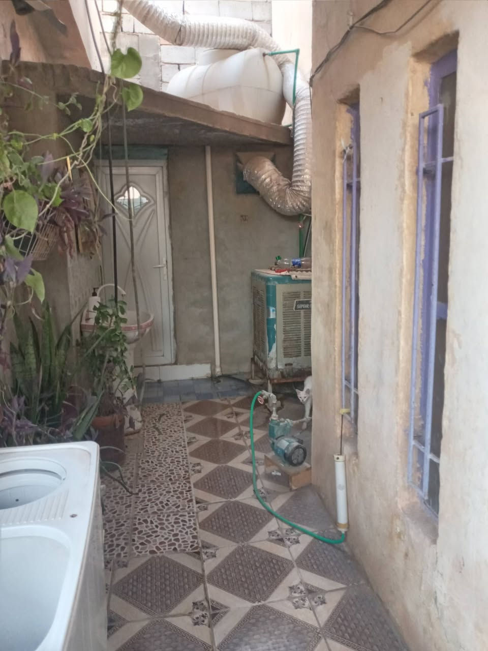 دار للبيع طابو صرف ٢٠٠ متر بناء قديم يحتوي على ٣ غرف نوم وهول واستقبال ومطبخ يقع في الكاطون قرب جامع الانبياء السعر المطلوب ١٢٠ مليون قابل للتفاوض الاتصال على الرقم  ***********

