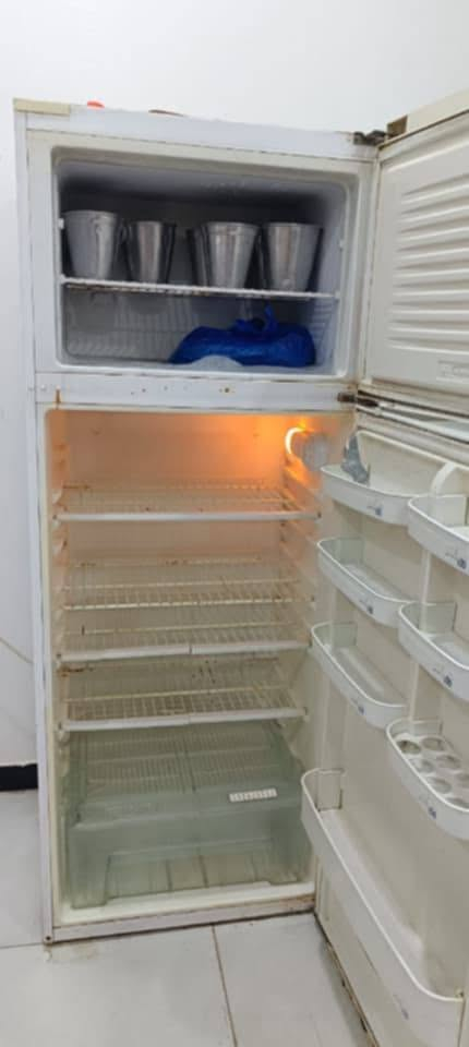 ثلاجه قفل 240نهايته شرط شغل حجم كبير
