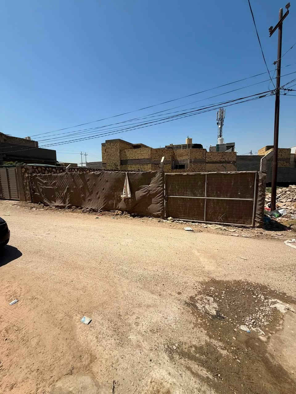 فرصة سكنية واستثمارية مميزة في الحلة – زوير الغربي!
يعلن مكتب الوسام الذهبي للعقارات عن عرض جديد ومميز لقطعة أرض بموقع استراتيجي وهادئ يناسب بناء بيت العمر.
مواصفات القطعة:
 * المساحة: 180 متر مربع.
 * النوع / الملكية: طابو زراعي (سند حديث 25).
 * الموقع: الحلة – زوير الغربي (تقسيم حسين مارينا الأول / باسم حسين مارينا).
 * المعالم القريبة: قرب مشروع الماء الأول، وتبعد 100 متر فقط عن الكورنيش.
 * الترتيب: ثاني قطعة من شارع اليهودية الرئيسي.
مميزات العقار والمنطقة:
 * موقع استثنائي: القرب المباشر من الكورنيش والشارع الرئيسي يوفر لك سهولة الحركة والوصول.
 * بيئة مثالية: الحي متكامل الخدمات، ويتميز بأجواء هادئة ومريحة للغاية للسكن.
للمعاينة والاستفسار:
للحصول على تفاصيل أكثر أو ترتيب موعد للمعاينة المباشرة، يرجى زيارة مقر المكتب أو التواصل معنا عبر واتساب / الاتصال:
 * مكتب الوسام الذهبي للعقارات
 * الهاتف / واتساب: ***********
