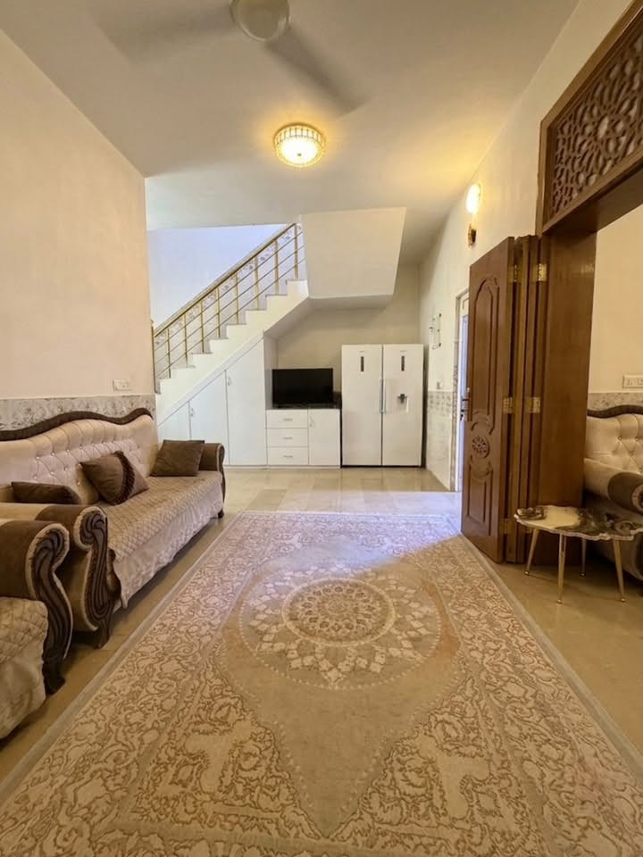 دار للبيع – مجمع الفرات السكني🏠🔥
* المساحة: 108 م²
* البناء: درجة أولى
* طابقان

الطابق الأرضي:
غرفة نوم، استقبال، صالة كبيرة، مطبخ، حمام، وتواليت خارجي.

الطابق الثاني:
غرفتا نوم (إحداهما ماستر)، صالة كبيرة، وحمام.

المميزات:

* واجهة وأرضيات مرمر.
* موقع مميز على طريق الحر مقابل الاتحاد الرياضي.
* جميع الخدمات متوفرة: كهرباء بمحولات خاصة، ماء، مجاري، تصريف أمطار، شوارع مبلطة، وحدائق أمام كل دار

🔥السعر ٢١٥ مليون وبي مجال للشراي🔥

للأستفسار التواصل على الرقم التالي👇🏻☎️
***********‬📞
