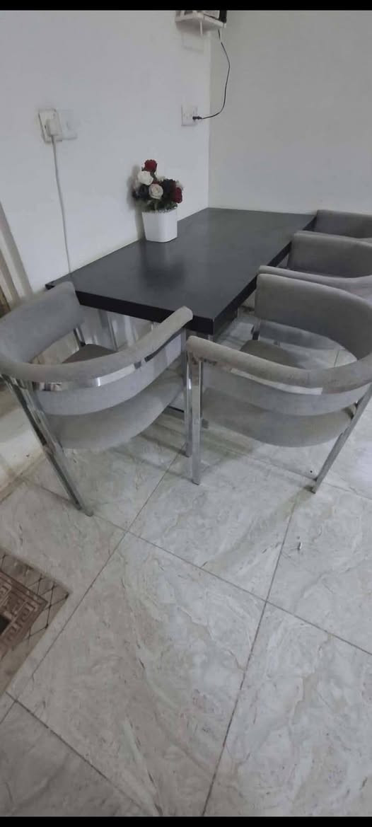 طاولة طعام 4 كرسي صناعة تركية لايوجد اي ظرر الارجل للطاولة والكراسي ستن ستيل ام الخيل شارع عشرين*********** بي واتساب
