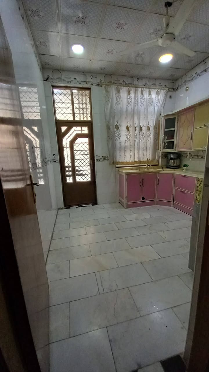 السلام عليكم دار للبيع طابو ملك صرف الموقع حله شارع ١٠٠ ثاني قطعه خلف التجاري مباشر يبعد عن الشارع ٢٠ متر المساحه ٢١٠متر محتويات الدار غرفتين نوم استقبال صاله مطبخ مجمع صحيات للستفسار اكثر  :***********
