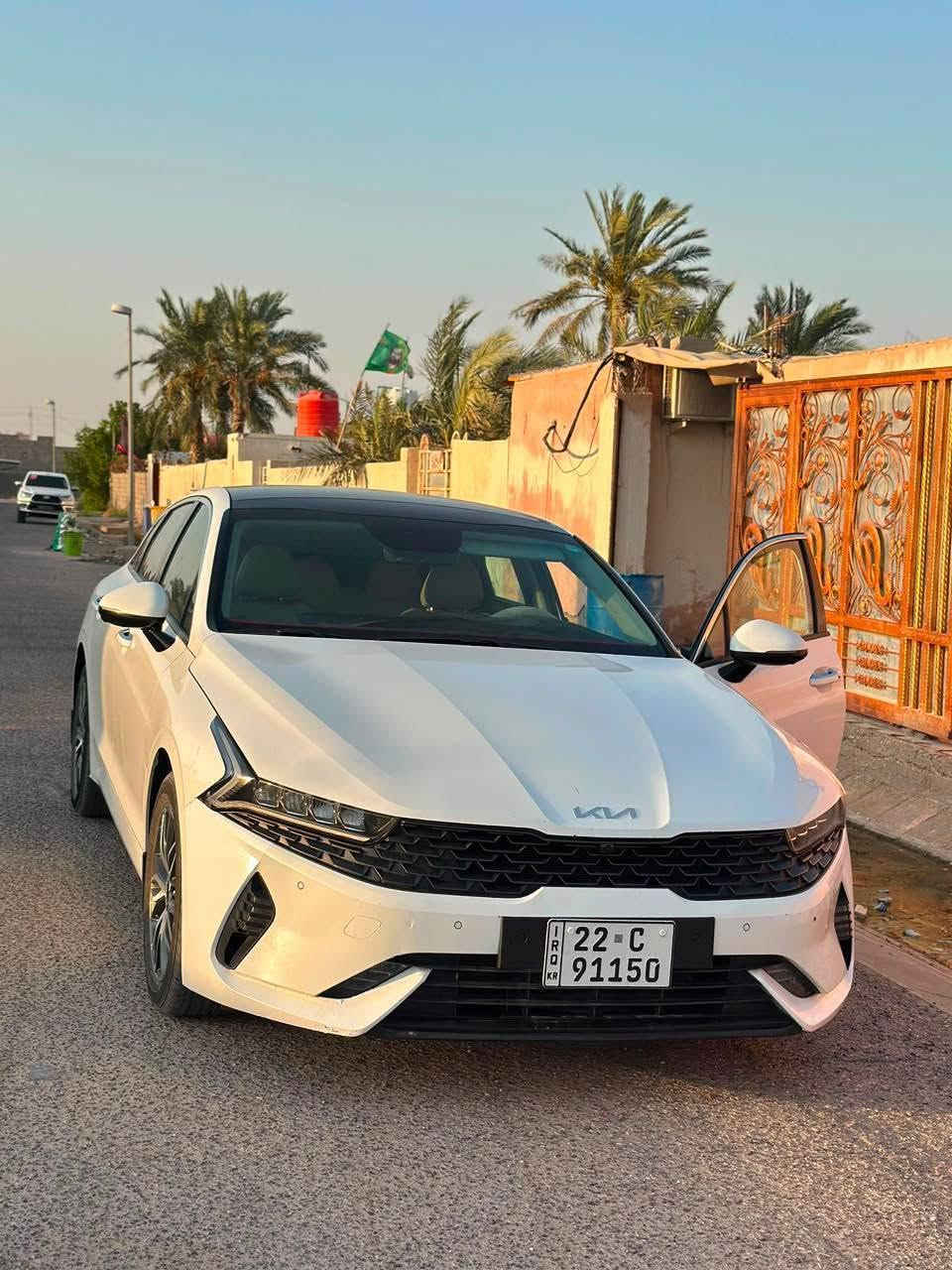 السلام عليكم سياره كيا فايف للبيع 
وارد خليجي فول مواصفات 
تحك ستيرن 
فتحه بانوراما 
رادار امامي وخلفي وجانبي 
كاميرا بلمرايه الجانبيه 
كشنات تبريد + تدفئة
حساسات بكل مكان 
تشغيل عن بعد 
كشنات كهربائية 
وهواي مواصفات بعد 
السياره كفاله عامه من الصبغ والضربه فقط بارد بلمدكر الامامي ع كد اربع اصابع السياره جديده كلش 
محرك 2500 بانزين عادي 
مكاني البصره سكن المطار
بيهه مجال

‭***********‬ البصرة, العراق
