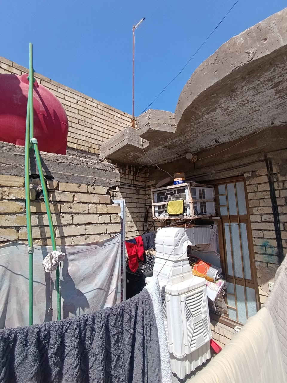 سلام عليكم بيت للبيع مساحه 118 متر موقع نهاية حي اور الغرير طابق واحد وبي 2 غرف وصاله 2 منور  وستقبال  للاستفسار الاتصال ***********
