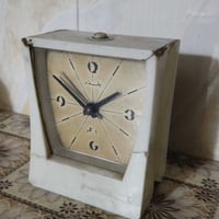 ساعه (اربعه حجر) صنع بغداد عمر الساعه اكثر من (100) سنه للاستفسار الات...