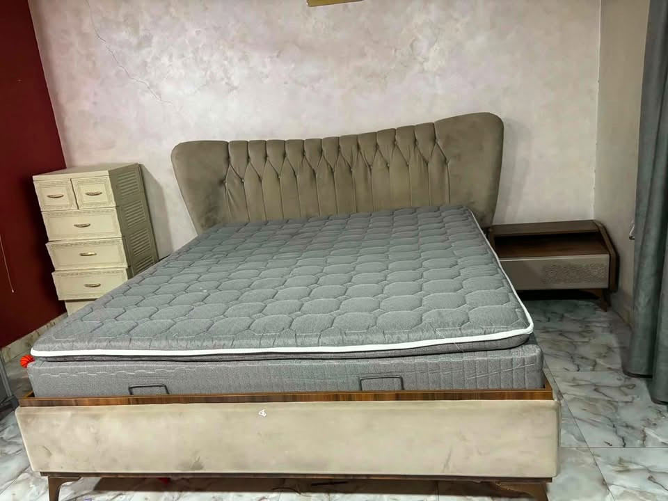 للبيت غرفه نوم مع الدوشك
العنوان بغداد شارع المغرب 

***********
