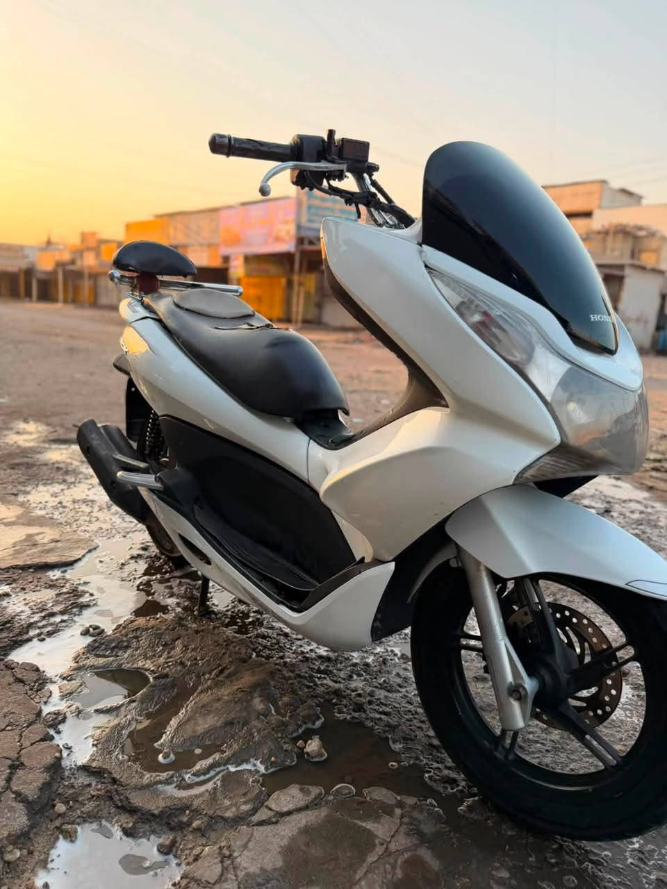 شلام عليكم شباب PCX جيل الاول البيع الدراجه بحاله وكاله حلوه ونضيف :الدراجه بلاديه  السعر خاص ‭***********‬
