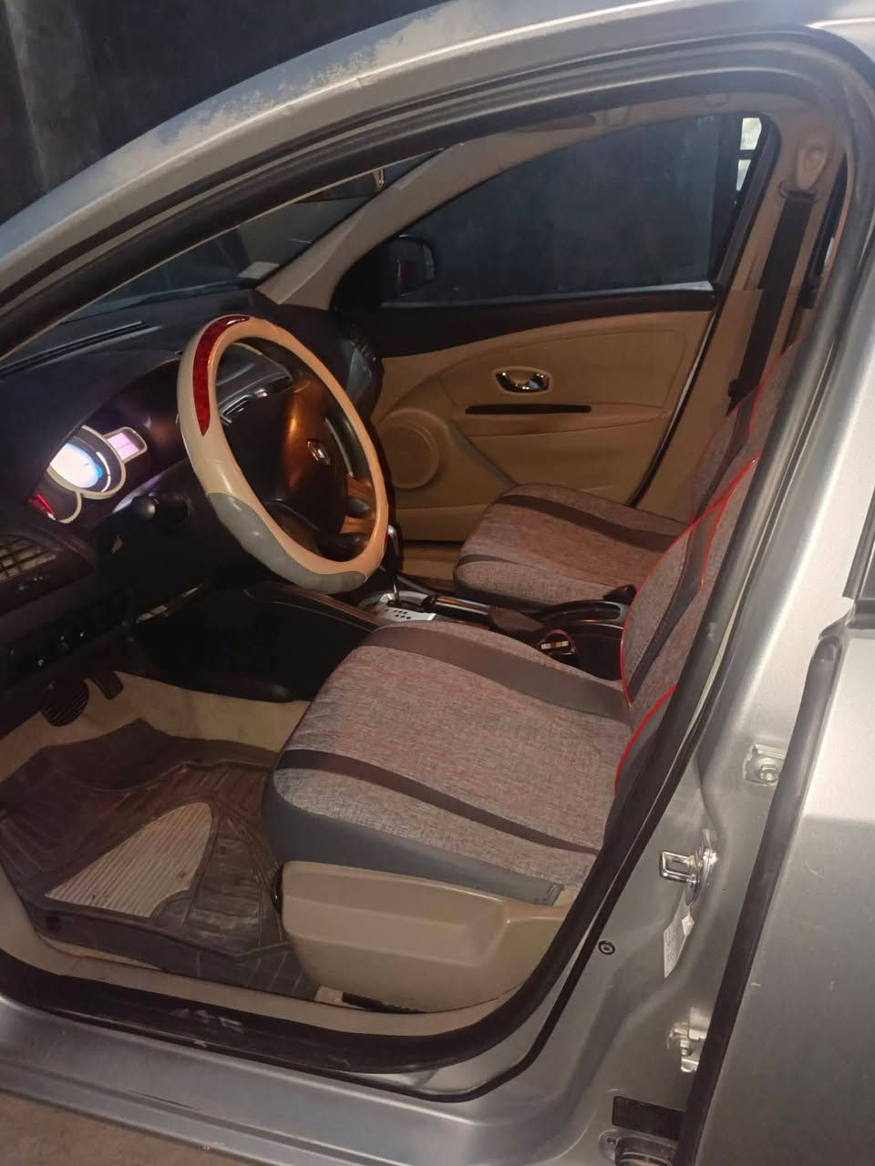رينو فلونس موديل ١٦ رقم قادسيه السياره مابيها لاضربه قويه ولابارد فقط دحجات بسيطه بيها جراد حداديه خير من الله تبريد نقص غاز فقط السياره نظيفه مال بيت مامتعوبه سعرها 67 وبيها مجال بسيط شرط التحويل 
 العنوان النجف_ الكوفه شارع المعمل
*********** بيع فقط بيع فقط بيع فقط بدون مراوس

