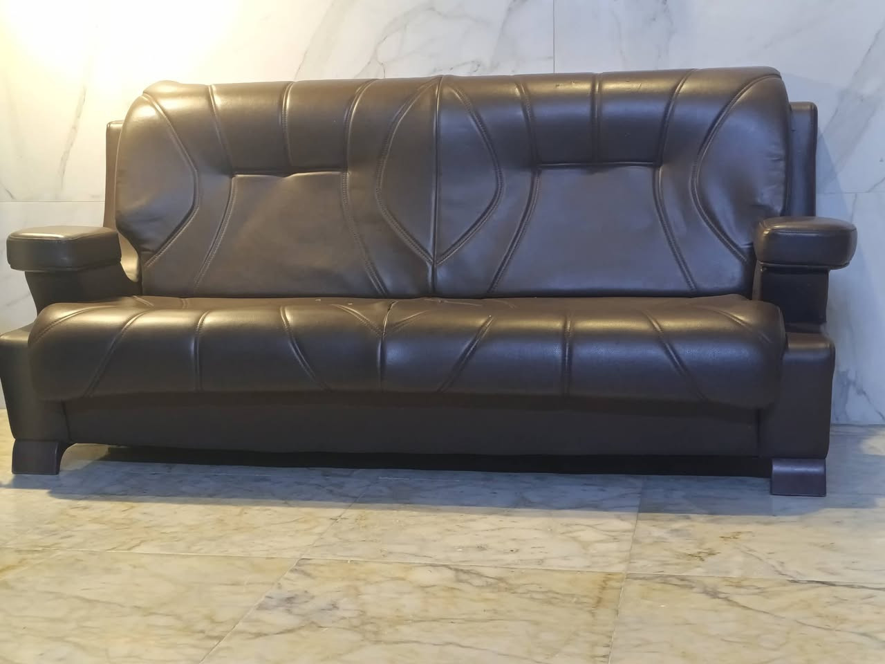 قنفات جلد اصلي للبيع السعر 250 بيها مجال بسيط تحتوي على قنفه ام 3 نفرات وقفنه 2 نفر وحده نفر وحده نفر  المراسله عبر الرقم واتساب *********** او ماسنجر مكاني بغداد الحريه دور نواب الضباط
