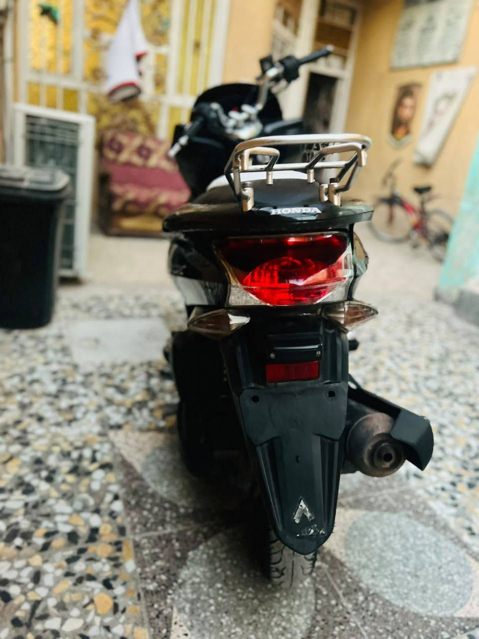 السلام عليكم pcx جيل الأول ياباني دراجه نضيفه حساس زدحام حساس ستان كهربائيات كلها شغاله كفرات بلاديه مكينه 125 خرسه دراجه نضيفه اي نقص مابيها اوراقها كامله سعر مليون وبيها مجال المكان بغداد مدينه صدر الاستفسار *********** موديل 2016
