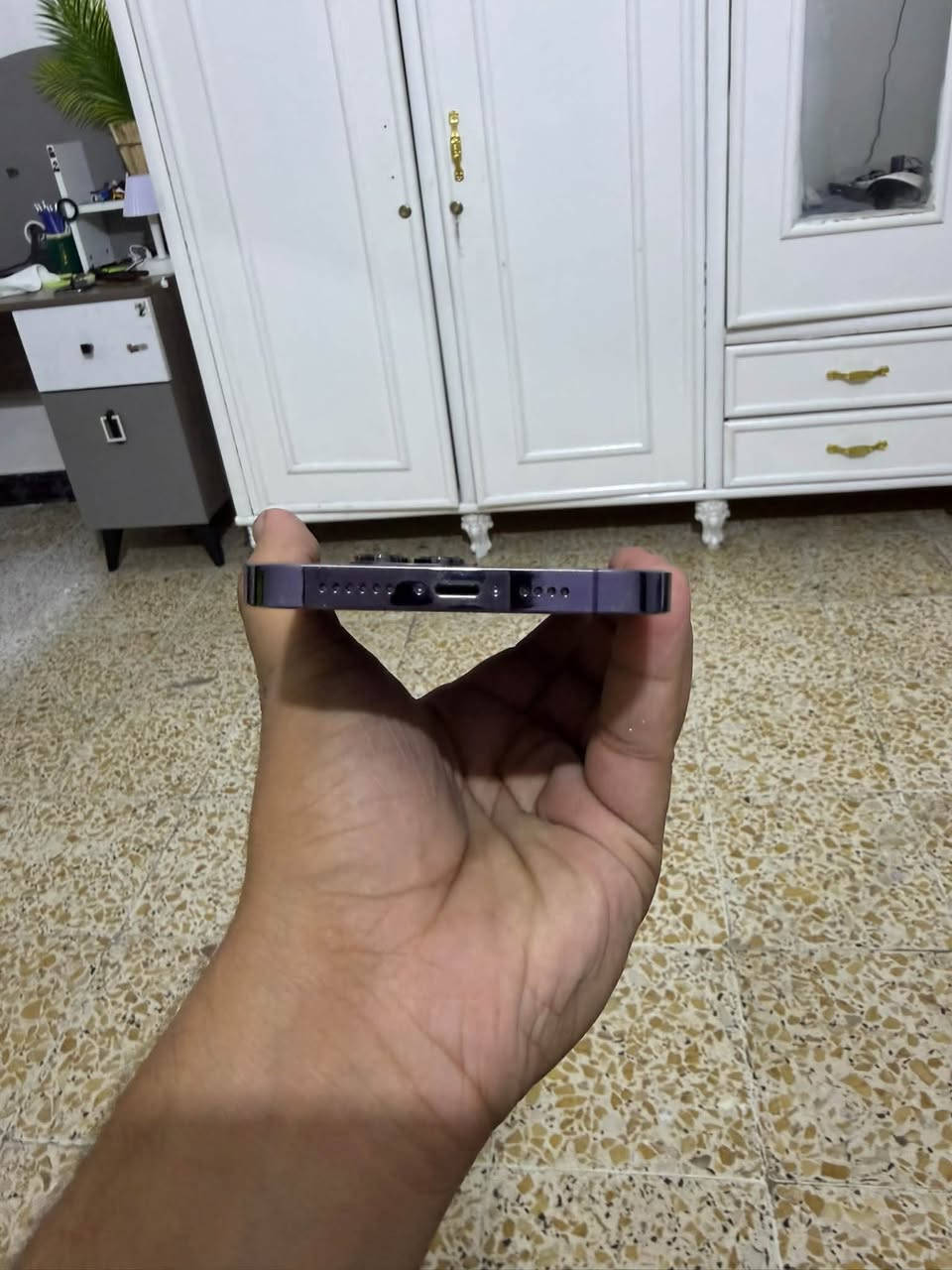 ايفون 14برو ماكس

ذاكره 256

بطاريه 77

جهاز نضافته كدام عينك بي شخط بلشاشه كلشي موضح بلصور

بدون ملحقات فقط كارتونه جهاز بلادي ما مفتوح ولا داخل صيانه 

سعره 725
بغداد الأمين الثانيه ***********

نص مكتوب في الصور:
- ٧:٥٦
- حالة البطارية والشحن
- رسالة مهمة حول البطارية
- حالة بطارية هذا الـ iPhone متدنية جدًا. يمكن استبدال البطارية عن طريق أحد مزودي خدمة Apple المعتمَدين لاستعادة المستوى الكامل للأداء والقدرة.
- العثور على خيارات الخدمة...
- الحد الأقصى للقدرة
- ٧٧٪
- هذا قياس لقدرة البطارية مقارنة بقدرتها عندما كانت جديدة. قد تتسبب القدرة المنخفضة بتقليل ساعات الاستخدام بين عملية الشحن والأخرى.
- أقصى قدرة للأداء
- ستساعد الأنظمة المضمنة في النظام والمكونات في تخفيف آثار الأداء التي قد تلاحظها أثناء التقدم الكيميائي في عمر بطارية iPhone.
- شحن البطارية المحسن
- للحد من استنزاف عمر البطارية، يتعلم الـ iPhone من عادات الشحن اليومية، بحيث ينتظر ولا يتجاوز ٨٠٪ حتى يحين موعد حاجتك إلى استخدامه.
- حول
- الاسم
- iPhone >
- إصدار iOS
- 27.0 >
- اسم الطراز
- iPhone 14 Pro Max
- رقم الطراز
- MQ9X3AA/A
- الرقم التسلسلي
- HH34TXX1CF
- سجل تاريخ القطع والخدمة
- الأغاني
- الفيديوهات
- الصور
- السعة
- ٢٥٦ غ.ب.
- متوفرة
- ٢٣٤,٨ غ.ب.
- عنوان Wi-Fi
- F0:1F:C7:19:14:58
- Bluetooth
- F0:1F:C7:22:5D:B7