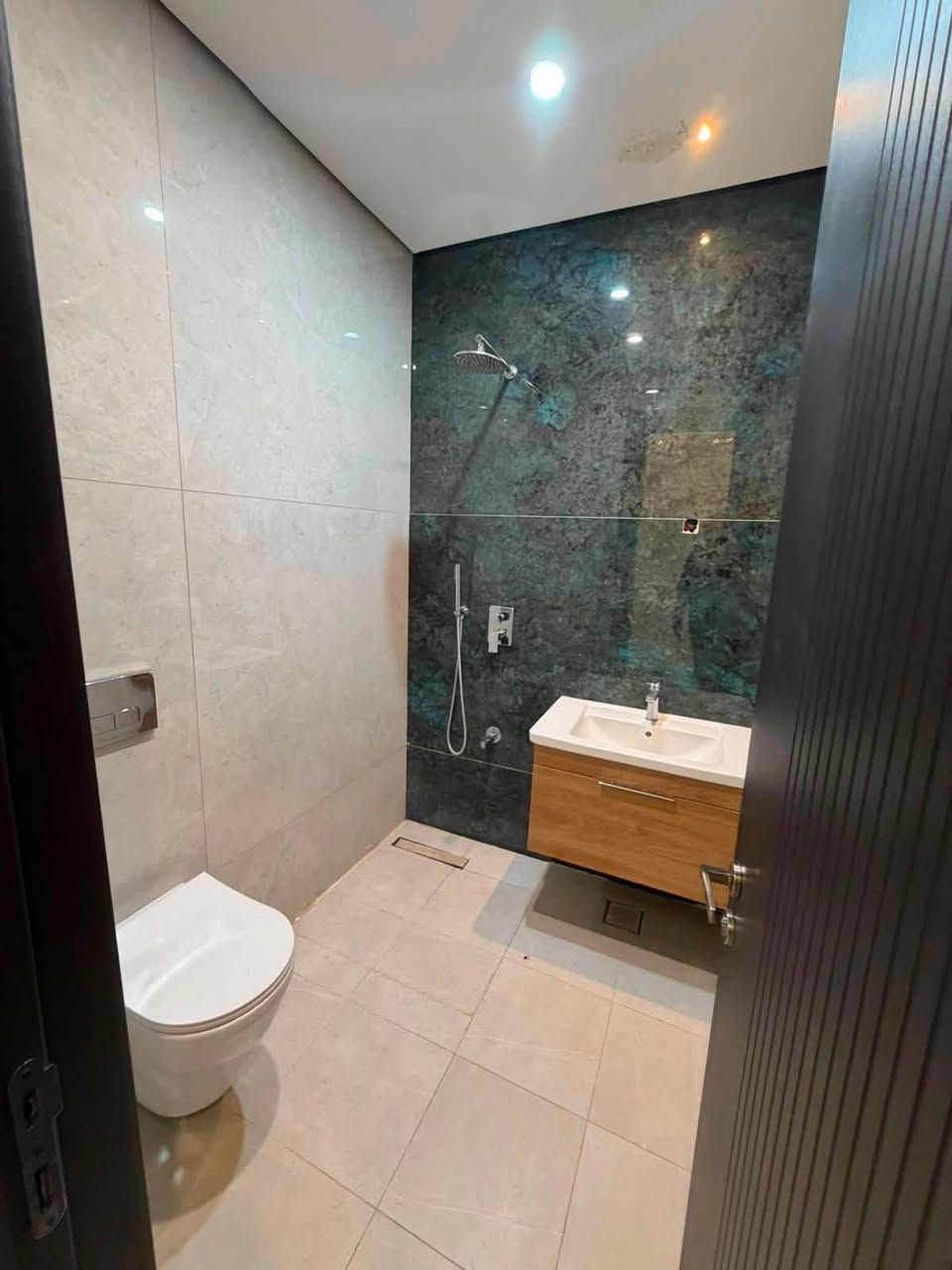 🏡 للإيجار | بيت درجة أولى على شارع ١٥ متر

✨ فرصة مميزة للسكن الراقي في موقع مميز، بيت يتميز بتوزيع عملي ومساحات مناسبة للعائلة، ويقع على شارع عرضه ١٥ متر.

📍 تفاصيل العقار:
• ٣ غرف نوم
• صالة
• مطبخ
• ٣ مجموعات صحية
• تشطيب درجة أولى
• شارع عرض ١٥ متر

🔑 بيت جاهز ليكون عنوان راحتكم واستقراركم.

📞 للاستفسار والتفاصيل، يرجى التواصل معنا.

مكتب المصطفى للاستثمار و التطوير العقاري
📱 ***********

#للإيجار #بيت_للإيجار #بيت_درجة_أولى #شارع_١٥_متر #عقارات_بغداد #عقارات_السيدية #عقارات #استثمار_عقاري #تطوير_عقاري #مكتب_المصطفى #بغداد
