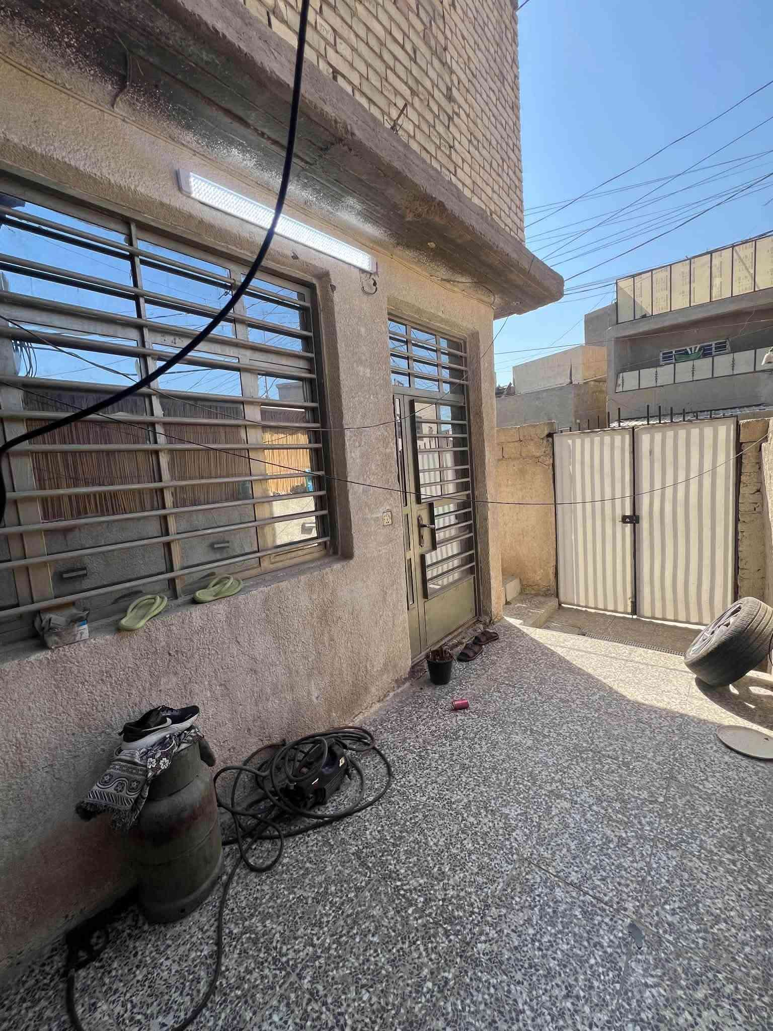السلام عليكم عندي بيت للبيع طابقين صب وبيتونه  الطابق الثاني غرفتين ناقصهم ارضيه وبياض فقط كهرباء مسس وكآمل عله شارع عام كبالي طابو خدمات تبليط ومي بناء حديث تجاوز السعر 40
***********

