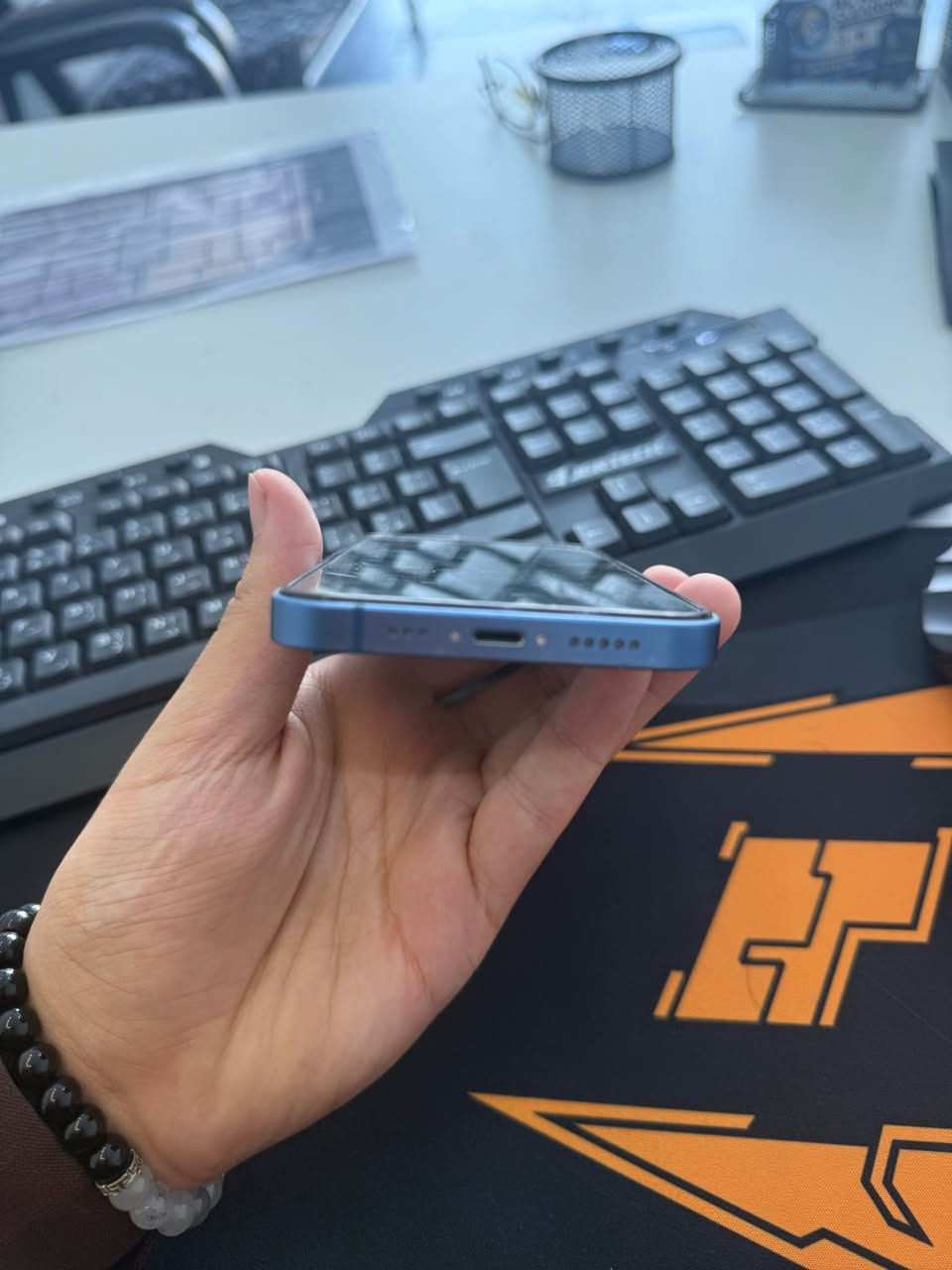 iphone13 
Esim 128
Battery 91 
نوقتەیەکی سەوزی لە کامێرای پێشەوە هەیە باقی بەشەرت نەکراوە 
*********** أربيل, العراق

نص مكتوب في الصور:
- 12:05 Battery Health & Charging Phone batteries, like all rechargeable batteries, are consumable components that become less effective as they age. Learn more... Maximum Capacity 91% This is a measure of battery capacity relative to when it was new. Lower capacity may result in fewer hours of usage between charges. Peak Performance Capability Built-in dynamic software and hardware systems will help counter performance impacts that may be noticed as your iPhone battery chemically ages. Optimized Battery Charging To reduce battery aging, iPhone learns from your daily charging routine so it can wait to finish charging past 80% until you need to use it.