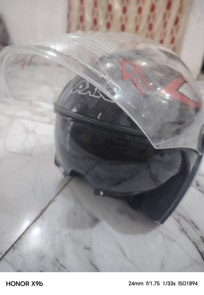 للبيع الخوذه جديده والله داخل مبطن وتضليل ع عيونك ينزل ةبيه فتحات تهويه من الراس والجوانب  سعر 20 اشاير شوف عينك كاملات وجدد وشرط الشغل ب5 والدشبول بعده مامشدود يخبل واصلي ب13 ***********رقمي مكان شطره بلحاوي
