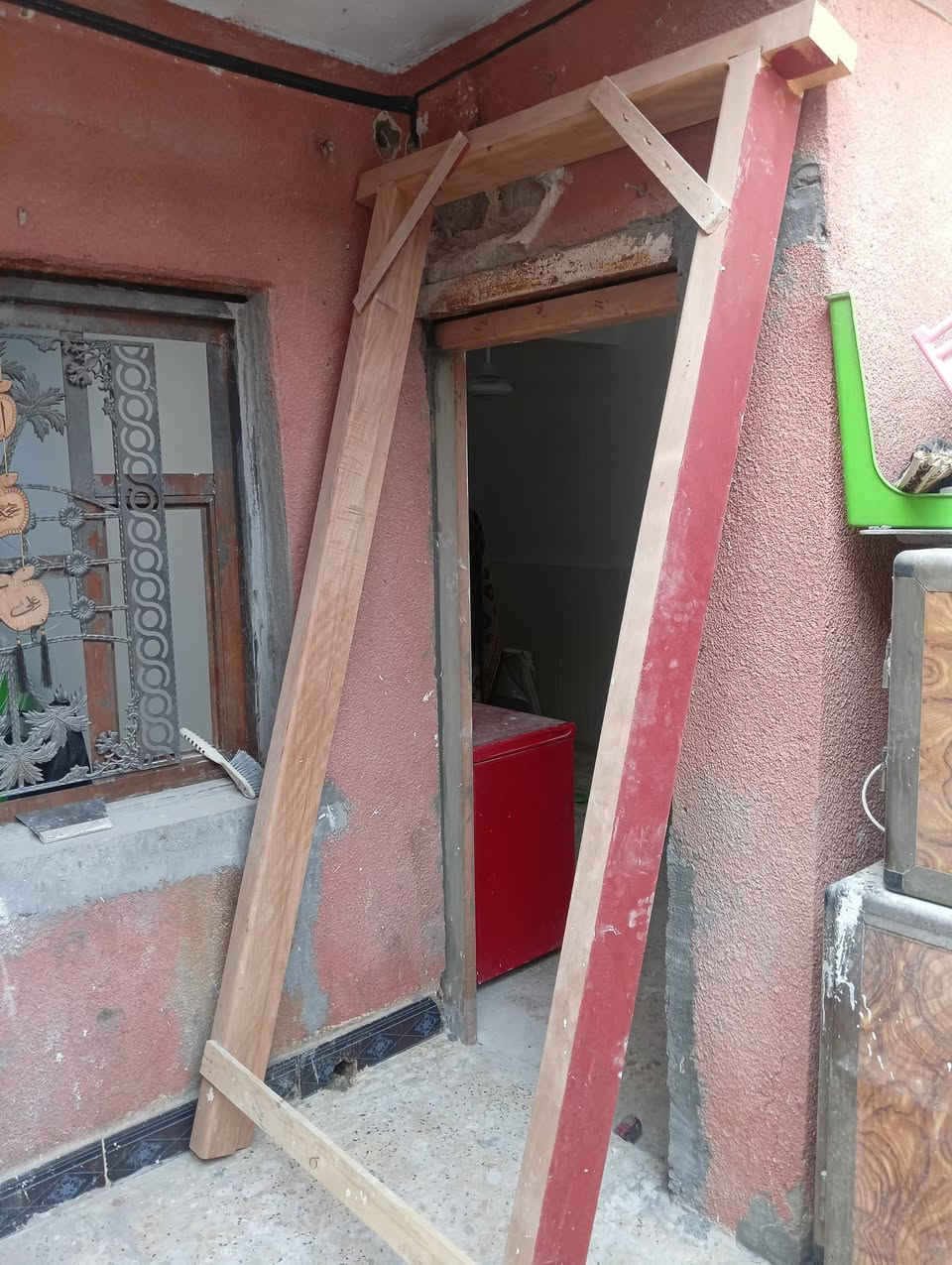 سلام عليكم باب خشب جديد ما مستخدم شترينا وماصار هوا وجرجوبة كامل لاجرجوبة خشب جاوي شرط اصلي سعر300قيم بليرضي الله وبلعافية عل ياخذة ***********
