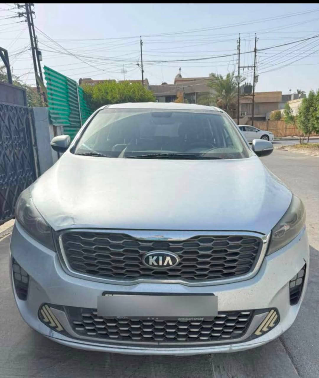 كيا سورينتو موديل ٢٠١٩ سلفر وارد امريكي حادث خفيف جدا ٤ سلندر ٧ راكب رقم اربيل ب اسمي 
السياره نظيفه و جديده و بدون صبغ و ما ناقصها اي شي و مال بيت و عائليه و اقتصاديه 
ماشيه ١٤٥ الف ميل 
حادثها خفيف كلش مثل ما موضح ب الصوره 
السعر ١٥٨ ورقه و بيها مجال 
مكان السياره بغداد حي الجامعه 
***********
