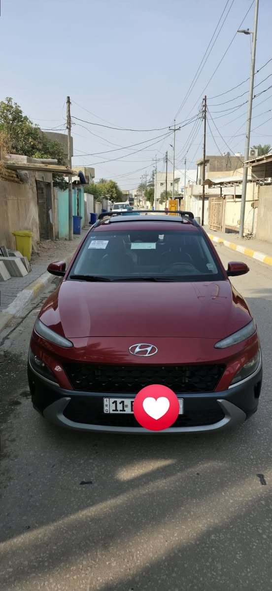 هيونداي كونا ليميتد 2022 .
المحرك: 1.6L تيربو، 4 أسطوانات، 195 حصان.

​القير: أوتوماتيك DCT سحابي (7 سرعات).

​​نظام الدفع: دفع كلي للعجلات (AWD) مع زر قفل الدفع الرباعي (AWD Lock) لتوزيع القوة بين المحورين الأمامي والخلفي بالتساوي للأسطح الناعمة/الزلقة.

​الشاشات: شاشة ترفيه 10.25 بوصة + لوحة عدادات رقمية 10.25 بوصة.

​النظام الصوتي: Harman Kardon فاخر.

​المقاعد: جلد، تدفئة للمقاعد الأمامية، تعديل كهربائي للسائق.

​الإضاءة: LED بالكامل (أمامية وخلفية ونارية).

​الجنوط: ألومنيوم 18 بوصة.

​فتحة السقف: كهربائية.

​التكييف: أوتوماتيكي ثنائي المناطق.

​الربط بالهاتف: Apple CarPlay و Android Auto.

​الشحن: شاحن لاسلكي للهاتف.

​الدخول والتشغيل: ذكي (بصمة + تشغيل عن بُعد).

​أنظمة الأمان:

​منع الاصطدام الأمامي والتنبيه من المشاة.

​المحافظة على المسار والبقاء فيه.

​كشف النقاط الميتة والتنبيه من المرور الخلفي. التنبيه عند تحرك السير في إشارات المرور 

​مثبت سرعة متكيف (ذكائي).

​كاميرا خلفية + حساسات ركن.

​نظام مراقبة تنبيه السائق. والكثير من المميزات ليميتد واحد على واحد

رقم بغداد تحويل مباشر 

العنوان بابل المسيب 

السعر خاص 

***********
