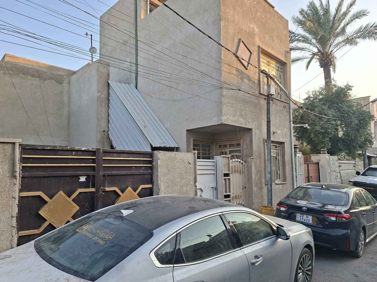 السلام عليكم 
بيت للبيت في حي الجوادين مساحة ٢٠٠ م مقسوم الى قسمين بس ينباع كامل الواجهة ١٠ نزال ٢٠ البناء تسليح للاستفسار ***********
