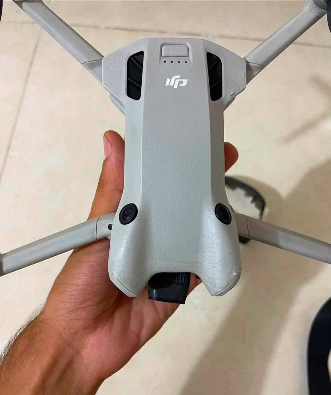 درون mine 4 pro
ملحقات موجوده بالصورة
بطاريات عدد 5 شواحن عدد 2 
جنط 2 و جوستك اضافي بدون شاشة
كارتونه موجوده اصل الدرون سنكل 
بي فطر بالشاصط مثل ما موضح بالصور ما مأثر عليها نهائيا 
شغاله طبيعي بدون اي مشكله 
عنوان بغداد توصيل ماعندي 
استفسار اتصال ***********
