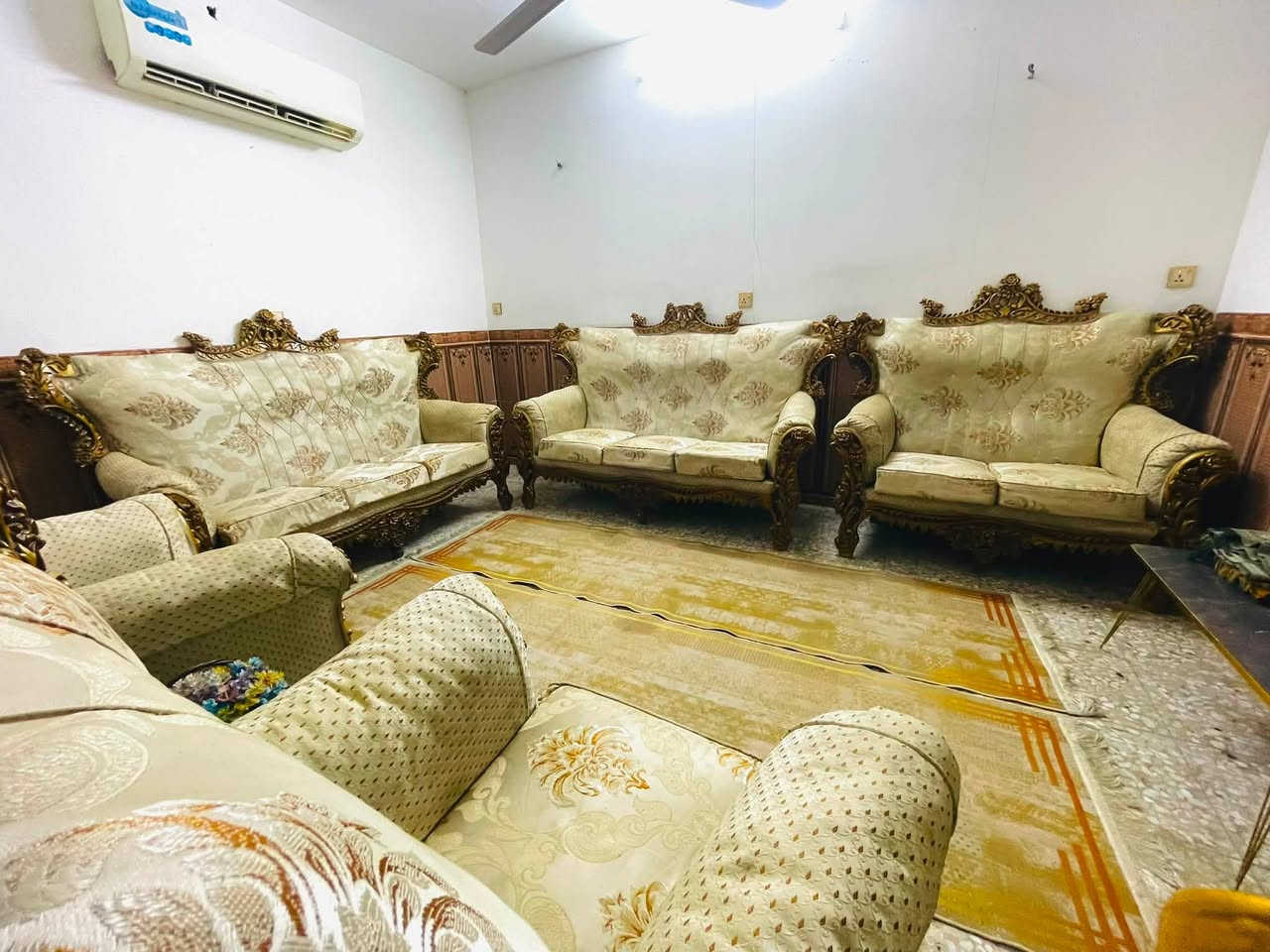 تخم🛋️ملكي تكمه ثكيل جدا ١٠ مقاعد جديد نضيف اي ضرر ما بيه السعر ٣٠٠ وبيه مجال العنوان البلديات الرقم *********** ( يوجد توصيل بعد المعاينه )
