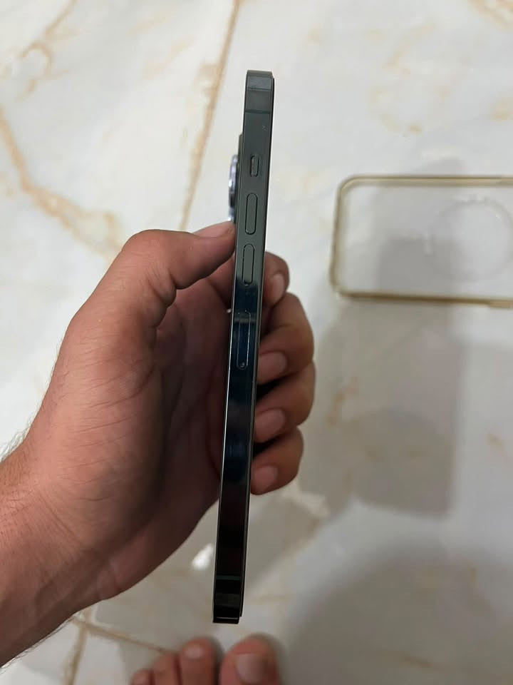 13 برو ماكس زيتوني  ذاكره 256 مكفول من كلشي بلادي وتر بروف    سعر 700قفل مكان ناصريه مركز ***********
