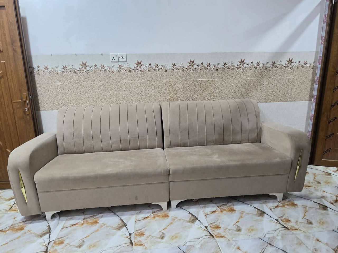 السلام عليكم..
طخومه قنفات عدد ٢  نظيفين  للبيع.
العنوان موصل حي سومر. السعر 350 وبيهم مجال للاتصال
***********
