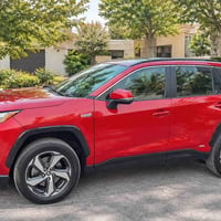 للبيع تويوتا RAV4 PRIME SE موديل 2022 🇺🇸 السيارة وارد أمريكي، لون أحمر...