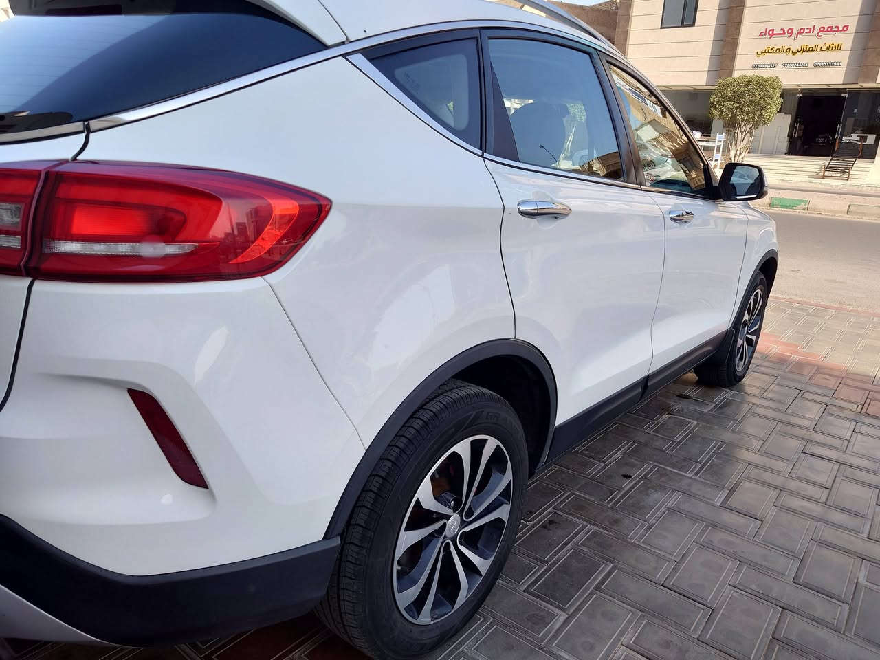 للبيع سيارة Faw X80
موديل 2018.
ماشية أقل من ٧ آلاف يعني زيرو 
- سعة المحرك 1.8 ليتر يتكون من 4 سيلندر بقوة 147 حصان 
- مكيف ديجيتال.
- نظام مراقبة حرارة الخارج.
- مرايا كهربائية تحتوي أضواء إشارة.
- مقاعد جلد.
- مثبت سرعة. 
- شاشة لمس 8 انش. 
- فتحة سقف.
- مقود EPS.
- تحكم مقود.
- نظام فرامل ديسكات امامية وخلفية.
- نظام منع انغلاق المكابح ABS، نظام توزيع قوة الكبح EBD، حزمة الثبات الالكتروني ESP,TCS، تقنية مساعد الفرامل EBA.
- وسائد هوائية عدد 2.
- كاميرا رجوع للخلف للمساعدة بالاصطفاف.
- حساسات أمامية وخلفية.
- مانع سرقة.
- نظام TPMS لقراءة ضغط الهواء في الاطارات
للاتصال
***********
