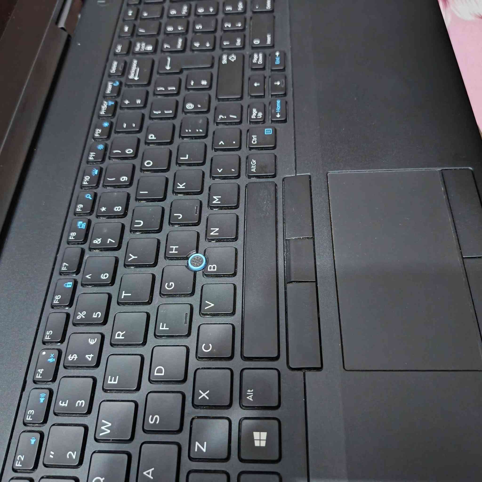 ديل Latitude 5570 • i5 الجيل السادس • ٢٥٦ جيجا SSD