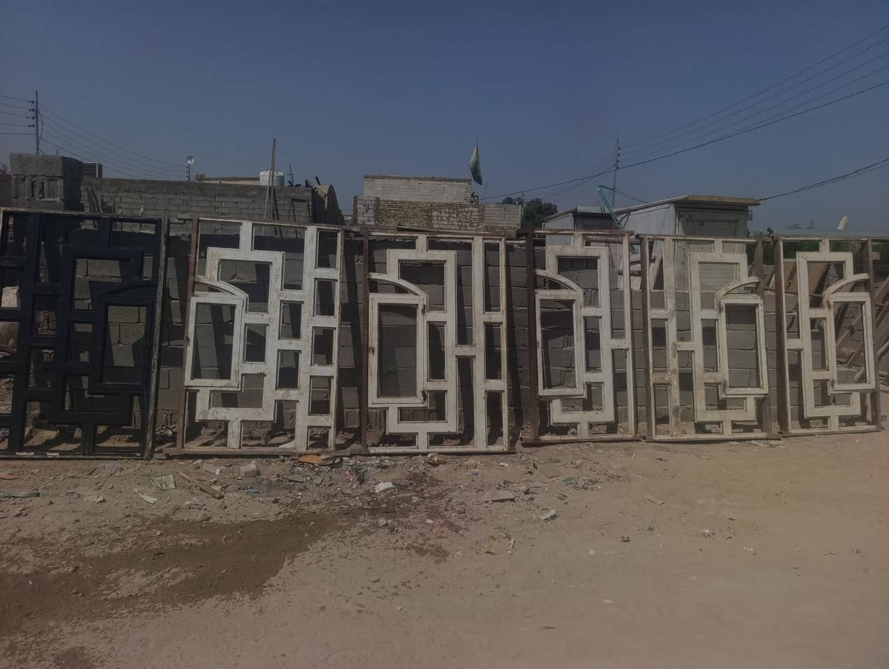 يوجد باب سلايت من الثقيل وشبابيك نضيفه للاستفسار الاتصال على الرقم *********** المكان النجف الاشرف حي الرحمه
