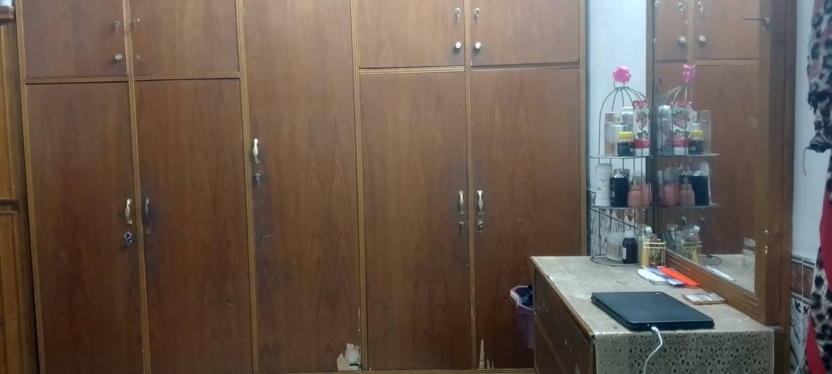 السلام عليكم غراض مستعملة للبيع 

مستعجل 
١)غرفة كاملة مكونة من كنتور 5بيبان و جرباية وميز مراية

2)مكنسة كهربائية 

3)طباخ 5اعيون 

4)كنتور 6 بيبان +ميز امرأة+مجرات

العنوان بغداد معسكر بلديات شارع المضيف 

رقم الهاتف ***********
