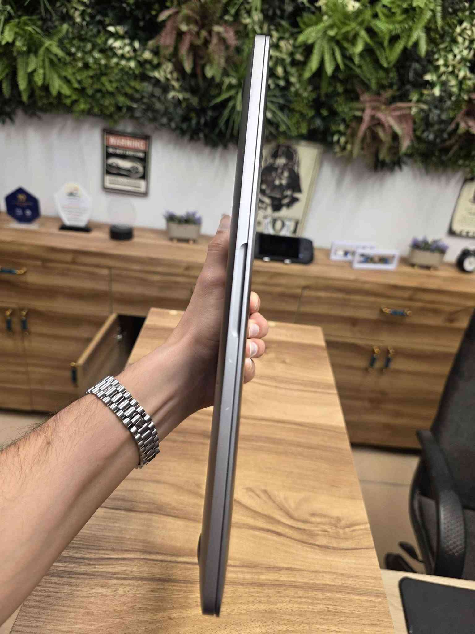 ماكبوك برو • M1 ١٣.٣ • بطارية ١٠٠٪