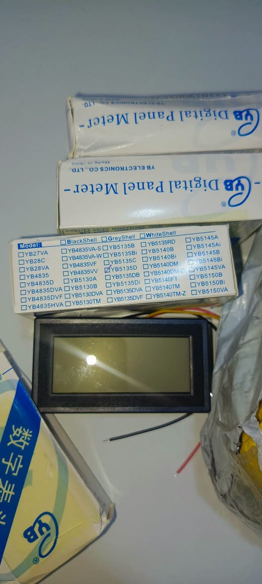 فولتميتر رقمي • شاشة LCD زرقاء • ثلاثي الأسلاك