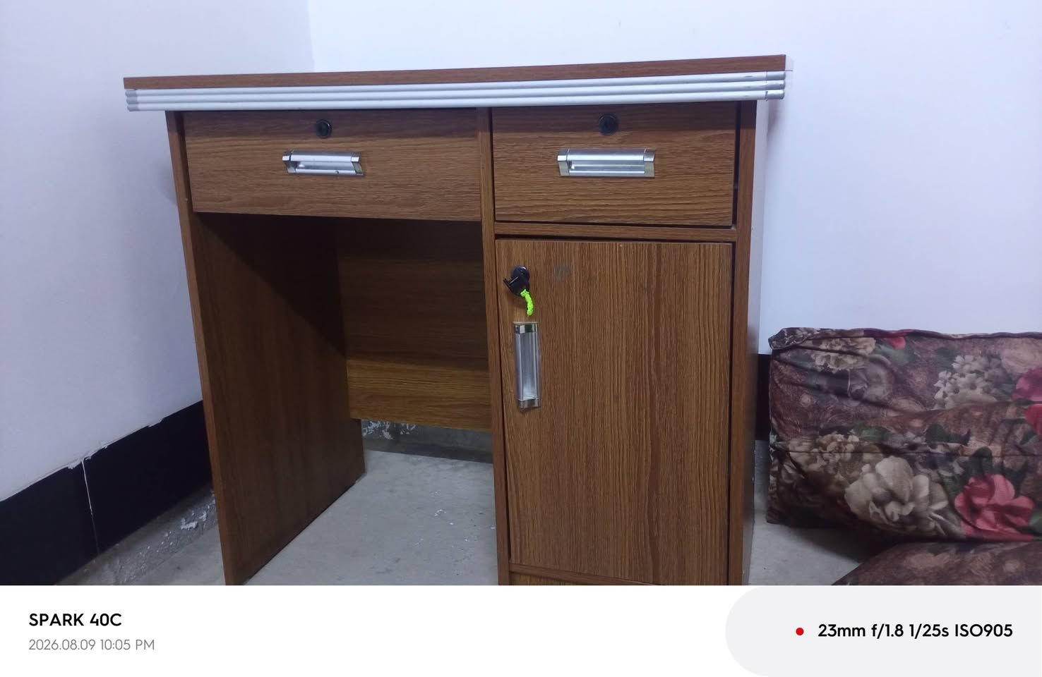 ميز دراسي للبيع سعر 55لف *********** واتساب شغال فقط
