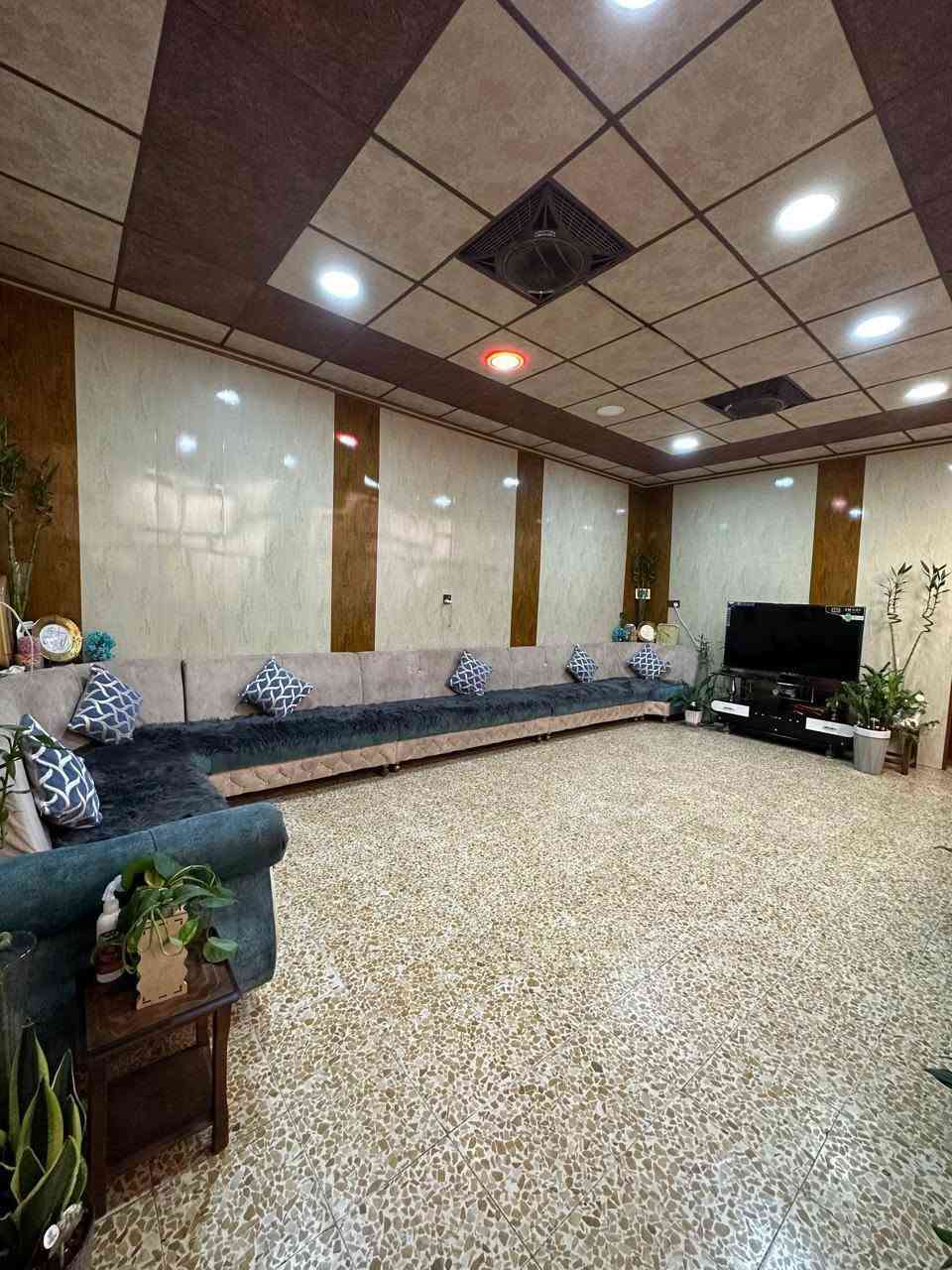 🌸بيت للبيع في كراج الكوير🌸
🌸مساحة 200 متر واجهة 10 متر🌸
 ▫️سند طابو ملك صرف ▫️
البيت عبارة عن 

⚫️طابق الاول : 3 غرف نوم وهول ومطبخ واستقبال وصحيات و2 مخزن

⚫️طابق الثاني : غرفتين نوم وصحيات ومخزن 

 السعر  خاص 
الرقم ***********
