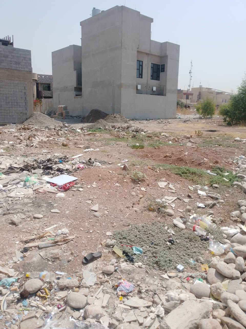 ارض للبيع موصل حي القادسيه (تقطيع المحكمه)  ملك صرف طابو باسم الشرعي 
المساحه 200 متر 
واجهه 10 متر  اتجاه قبله 
الارض تقع على شارع بعرض 12 متر مهيئ للتبليط ..
للاستفسار الاتصال على ارقام المكتب ..
***********
***********
 
او مراجعة المكتب في الموصل حي النور سايدين دانيه ماركت قرب افران العائله..
