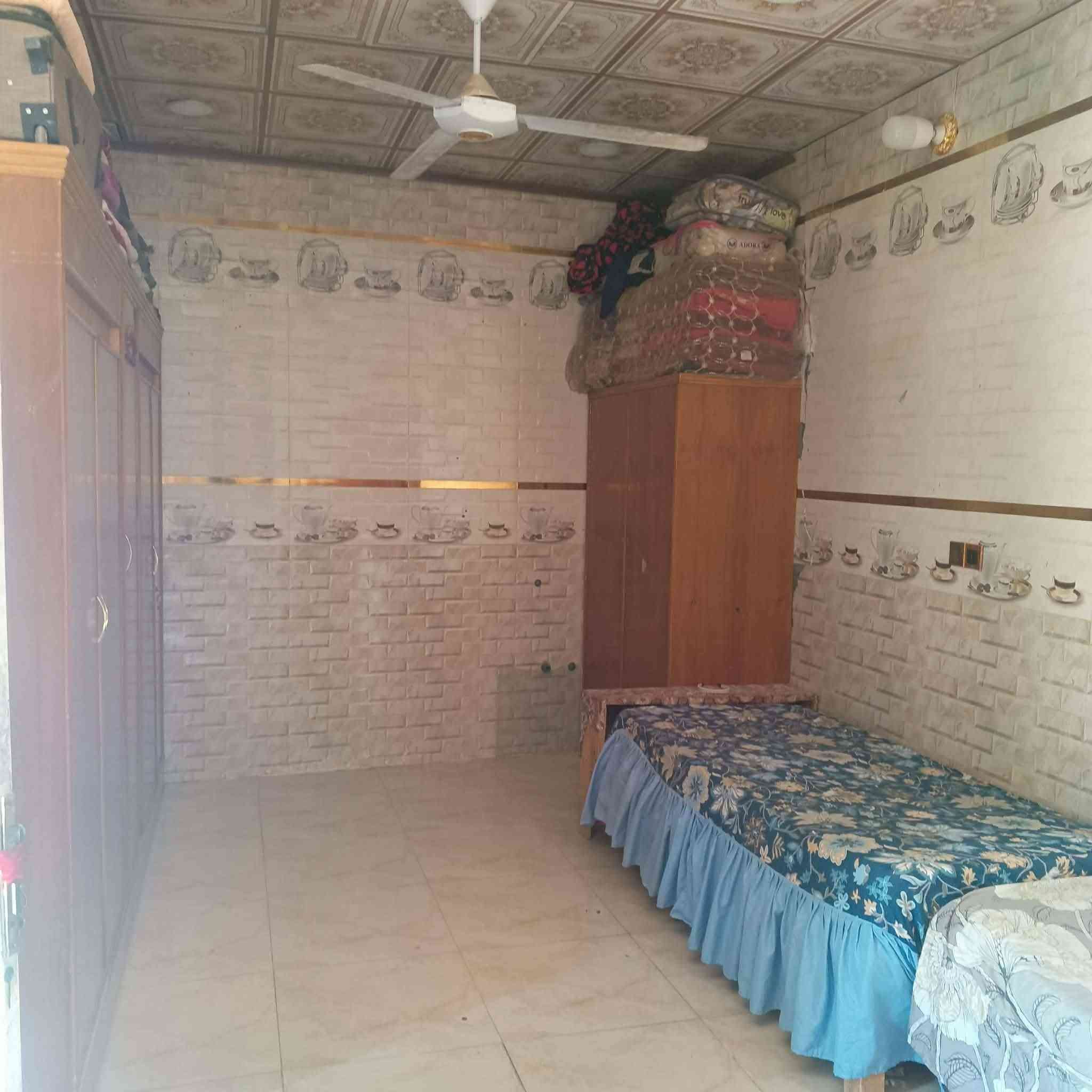 بيت للبيع مع قطعه ارض
البيت مساحه بنائه 210 والقطعه 100
يتكون من غرفتين نوم مع صاله كبيره  واستقبال كبير  ومجمع صحيات السعر 75 وبي مجال قليل للاستفسار الاتصال على الرقم ***********

