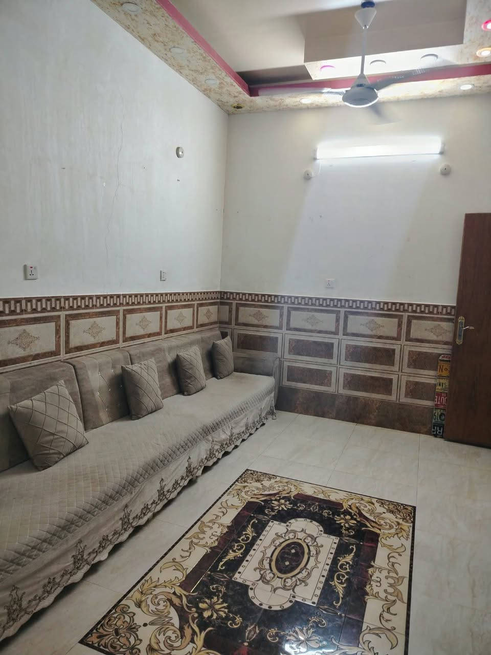 دار 100متر طابو زراعي شارع المعمل سادس  بيت عن شارع الرئسي موقع كلش مرتب منطقت الكريشات مشموله بل تطويب ومرقمه البناء طابوك جمهوري صب كونكريت الساس والسقف يحتوي على غرفه وصاله ومطبخ وصحيات داخليه وخارجيه وستقبال للاستفسار زورو مكتب الغريري ركن شارع حاتم الخير 
الرقم ***********سيد احمد
