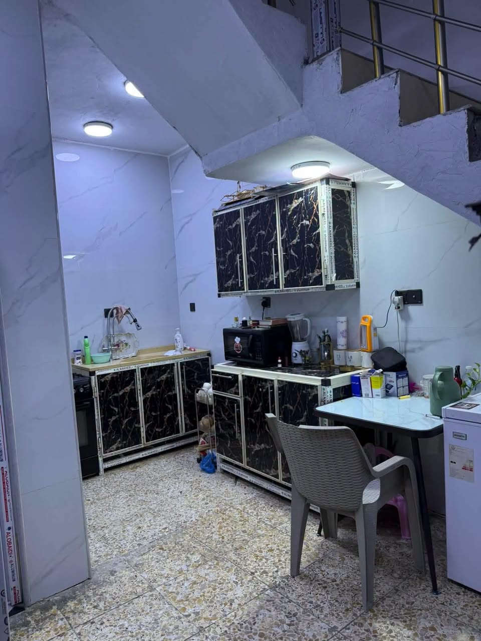تابعني متخسر شي للبيع فقط مشتمل مساحه ٤٦ متر وجه ٥متر و٧٥ ونزال ٨ ونص بناء مسلح طابقين ٢٠٢٣ يتكون من صاله ومطبخ وخدمات وحولي وترك وطابق الثاني غرفتين نوم وخدمات وبيتونه وسطح مكانه شرطه الرابعة شارع مطعم كباب أبو عرض شارع ٢٠ متر سعر ١١٥ بي مجال انشالله للاستفسار اتصل مكتب دارك للعقار واتساب *********** ***********
