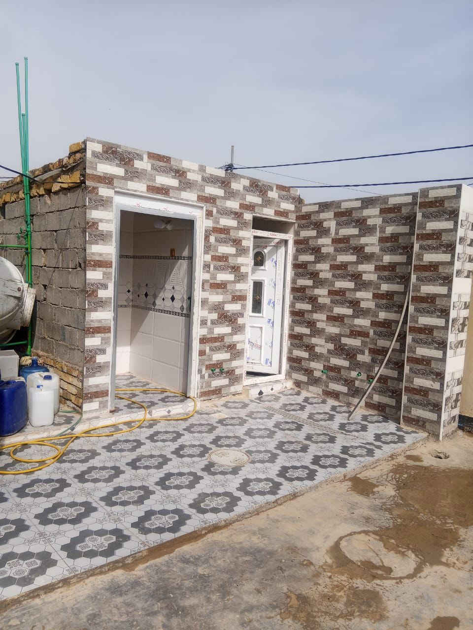 مساء الخير للجميع اخوان الكرام يوجد بيت زراعي سند 25طابو لبيع مساحة 300 يحتوي على غرفتين وصاله ومطبخ وحمامات داخليه وخارجه براني بناء حديث دراجه اولى طابوق أساسا صب كوكنتريت العكاده طابوق متوفر كامل خدمات شارع مولده وكهرباء وماي ومجاري سوك محل باب البيت ومستوصف ومدرسة المكان الشافعية المعمل حجي هندي سعر 50بيه مجال لشراي ***********
