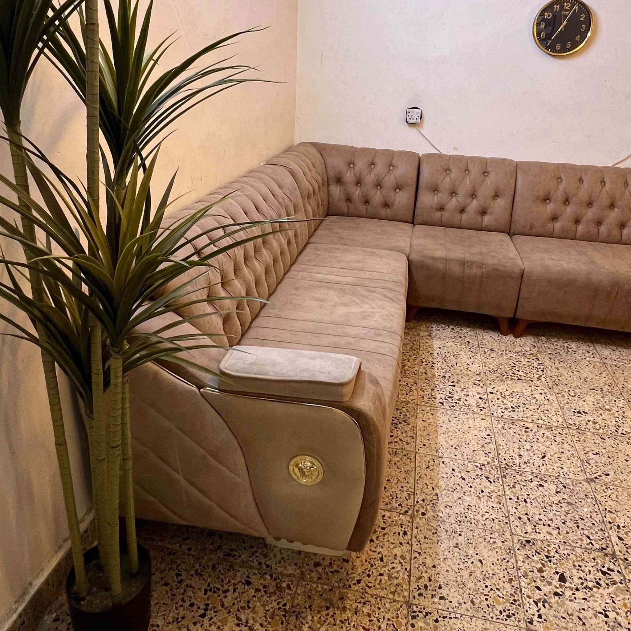 ديوان مستعمل نظيف تصميم عصري حديث
✔️ قماش وتربروف وسهل التنظيف

✔️ 10 مقاعد قنفة منفصلة مقعدين-وكرسي مقعد-وزاوية مقعد-و ديوان منفصل 6 مقاعد ممكن يترتب بشكل ديوان كامل وممكن ينفصل ويترتب مثل متحبون 

✔️ خامة قوية وضمان على المتانة
✔️ شبه جديد – استخدام قليل نظيف

🔸بيه ضرر بسيط …[خلع رجلين اماميات  وحدة من القنفات و حرق بسيط بالفحم غير ضاهر للقنفة الثانية]…

سبب البيع تغير اثاث🚫🚫🚫

📍 الموقع: [ بغداد-السيدية-حي الاعلام]
📞للاستفسار: [ ***********]
