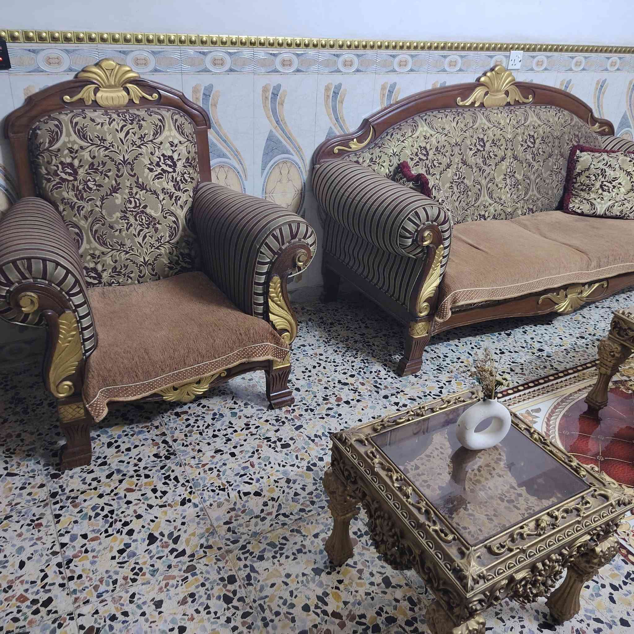 تخم زان مصري تكمه الدرجه الاوله 10 مقاعد وياه جرجف وكوشات 4 وياه طبلاته الاصليه
اخو الجديد اي ضرر ما بي  السعر 550 وبي مجال بسيط حك الجيه المكان منطقت الزعفرانيه
رقم الهاتف ***********
