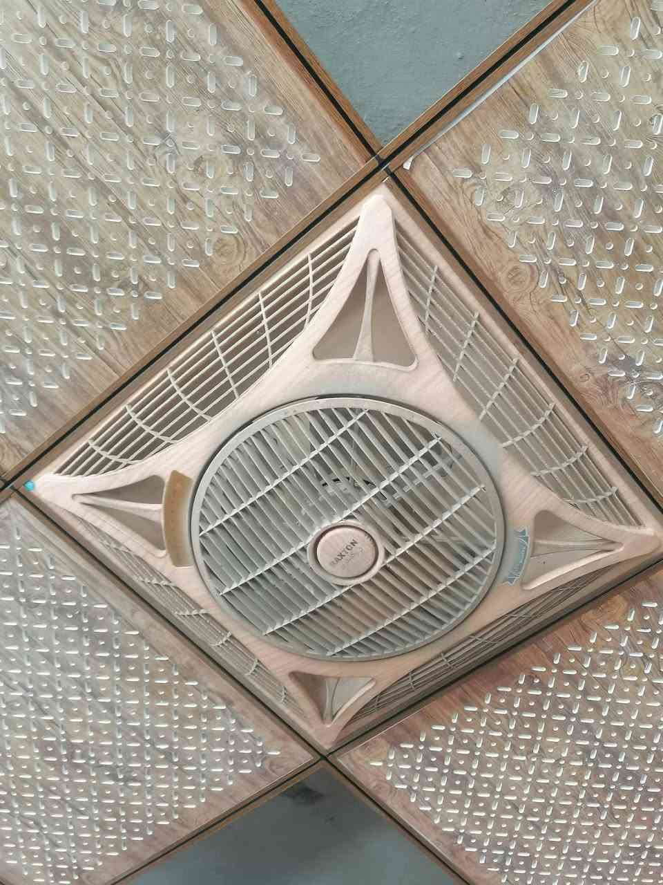 سلام عليكم
باب عرضه 8 امتار
عماريه كيسبان  
مروحه سقفيه عدد 2 

(***********)
