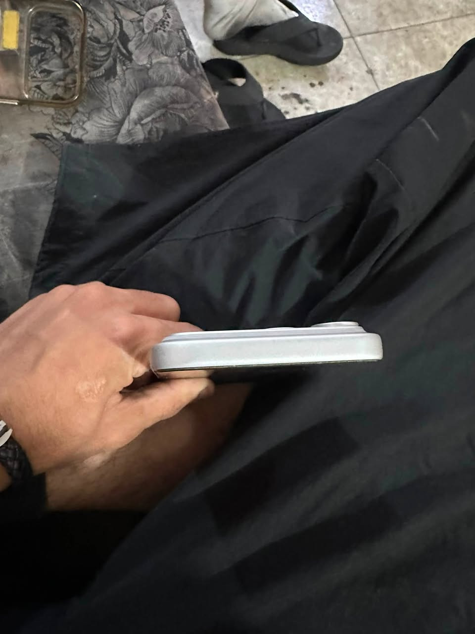 السلام عليكم ايفون 17 برو ماكس الجهاز بحاله الوكاله مصار شهر ونص من اخذته بعده داخل الضمان مكفول من الزلغ ذاكره 256 نسخه الشريحه الفعليه مو ايسم بطاره 100 مشحون 72 مره للعلم الشاشه هاي ضد الكسر حمايه ليدور جديد يفيده اخذته ب 2 وميه  رايده ب مليون و 850 وبي مجال مكاني بغداد السيديه رقم ***********

