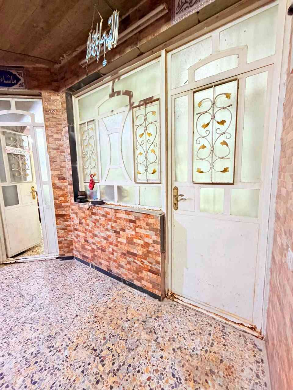دار 100م للبيع طابقين
واجهة 7.15 سم
والنزال 14
طابو صرف زراعي سند 25 
الطابق الأرضي: استقبال + غرفة نوم  + صالة + مطبخ + حوش خارجي + 2 حمامات سقف مسلح والبناء طابوق . 
الطابق الثاني :
ماكامل فقط انارة
الصطح بي مخزن مع غرفة سندويش وملبوخة الستارة والبتونة
والبيت زنجيل شارع خلف البيت قريب على الشارع الغربي
 العنوان : شارع الشهيد عمار 
قرب حسينية حبيب ابن مظاهر
 السعر 124 مليون بي مجال بسيط للشراي
تفاصيل اكثر ... 
هاتف ‏ ***********
