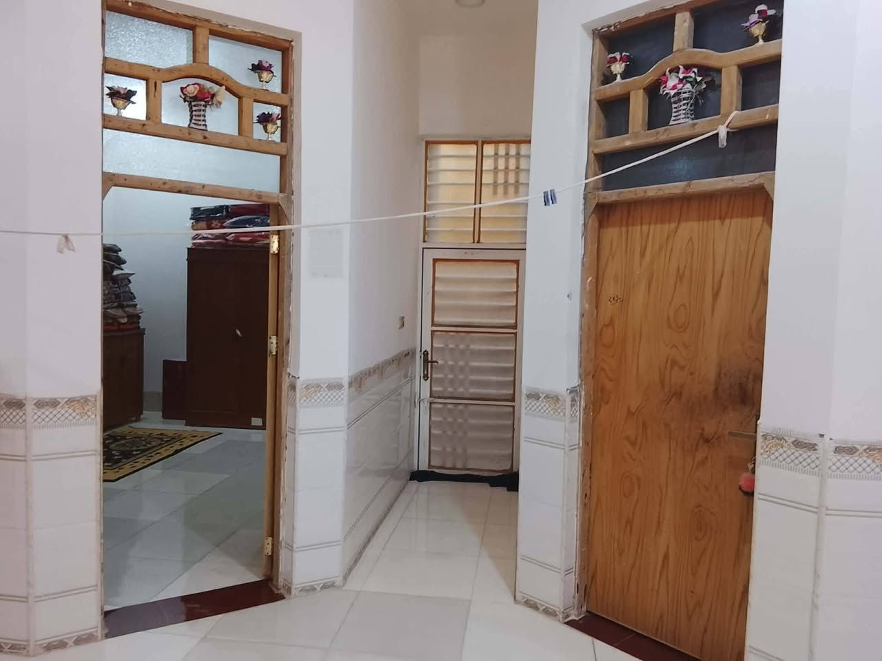 بيت مساحة 200 طابقين مع شقة الطابق الارضي غرفتين وصالة ومطبخ حار وبارد وصحيات داخلية وخارجية واستقبال الطابق الثاني   غرفتين وصالة الصالة نقص بياض فقط والغرفتين واصلات للسقف غير مسقفات مع شقة تحتوي على غرفتين وصالة وصحيات موجرة حاليا المكان حي الجامعة قرب نهر السعداوية مقابيل الشارع الرئيسي للامين الثانية مطلوب اسكان 40 مليون تسديد شهري 225 الف. للتواصل الاتصال على الرقم ***********
