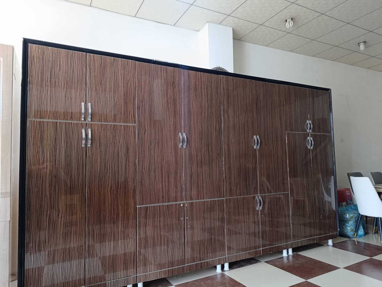 معرز دەست کرد بۆ فرۆشت
چوار متر زۆر پاک و تازەیە

ناو نیشان کەلار مشتەریت 
تێل بکە 
***********
