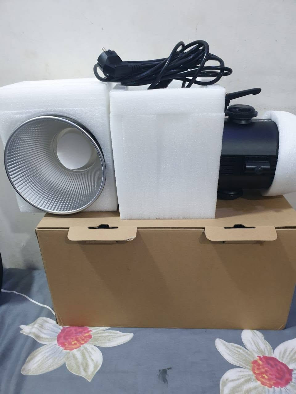 اضائة تصوير مستمره 
بغداد سعر القطعه 125 الف استعمال مره وحده فقط شرط جديدة 
***********
الموديل: X-180RGB
الطاقة: 180 واط
مصدر الضوء: خرزة COB عالية الطاقة (Chip on Board LED)
درجة حرارة اللون: 2700 كلفن - 6500 كلفن (±200 كلفن)
CRI / TLCI: ≥97 / ≥98
أوضاع الألوان والتعتيم:
تدرج اللون (Hue): 0-360 درجة
التشبع (Saturation): 0%-100%
التعتيم (Dimmer): 0%-100%
المؤثرات الخاصة: 20 تأثيرًا
التحكم:
تطبيق LinkLite (عبر البلوتوث)
جهاز تحكم عن بعد لاسلكي 2.4G بـ 99 قناة
منفذ DMX512 (RJ45)
مسافة التحكم عن بعد: ≥30 مترًا
الأبعاد: 140140300 ملم
الطاقة المدخلة: 100-240 فولت تيار متردد ~ 50/60 هرتز

العلامة التجارية: Sidande
سلسلة المنتج: سلسلة COB
اسم المنتج: مصباح بث مباشر
أوضاع العمل: وضع CCT، وضع المشهد
مؤشر العرض: Ra≥95 (وضع CCT)
شاشة العرض: شاشة TFT مقاس 1.44 بوصة
مؤشر درجة حرارة اللون: وضع CCT من 2500 كلفن إلى 6500 كلفن
التحكم عن بعد بالبلوتوث: يدعم برنامج WeChat المصغر
أبعاد المنتج: 344*264.5*213.5 ملم
معايير السلامة: CE, RoHS، ومناسب للاستخدام في المناخات غير الاستوائية.
.
